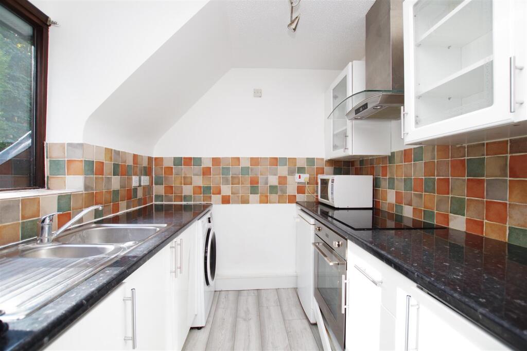 Apartment in Swindon, South Swindon - View 3