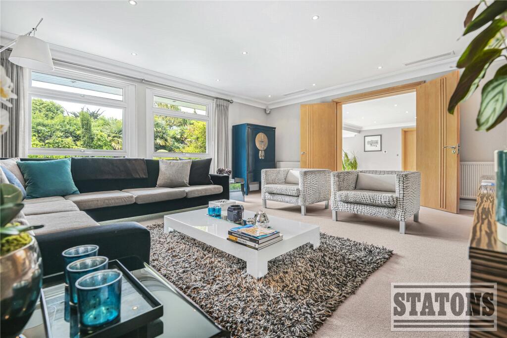 Totteridge Green, London, N20 photo 3