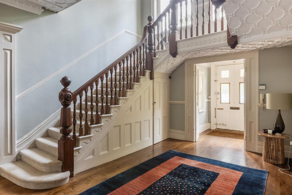 House in Tandridge, Godstone - More