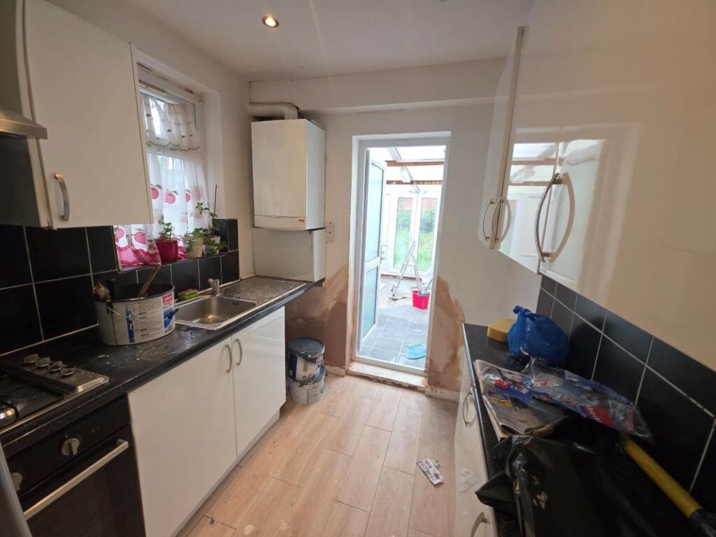 987 High Road, Chadwell Heath, Romford, Essex, RM6 4HB photo 5