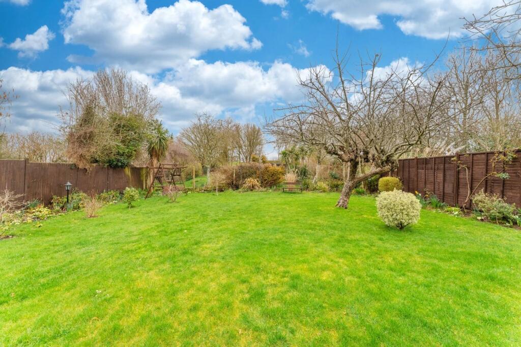 Beautiful bungalow, affording rural outlooks in the village of Cleeve photo 2