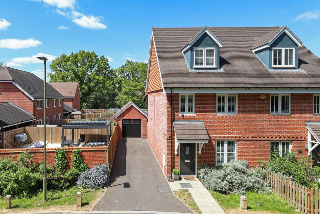3-bed semi-detached on Tyrell Way, Horley, Surrey, RH6, £500,000