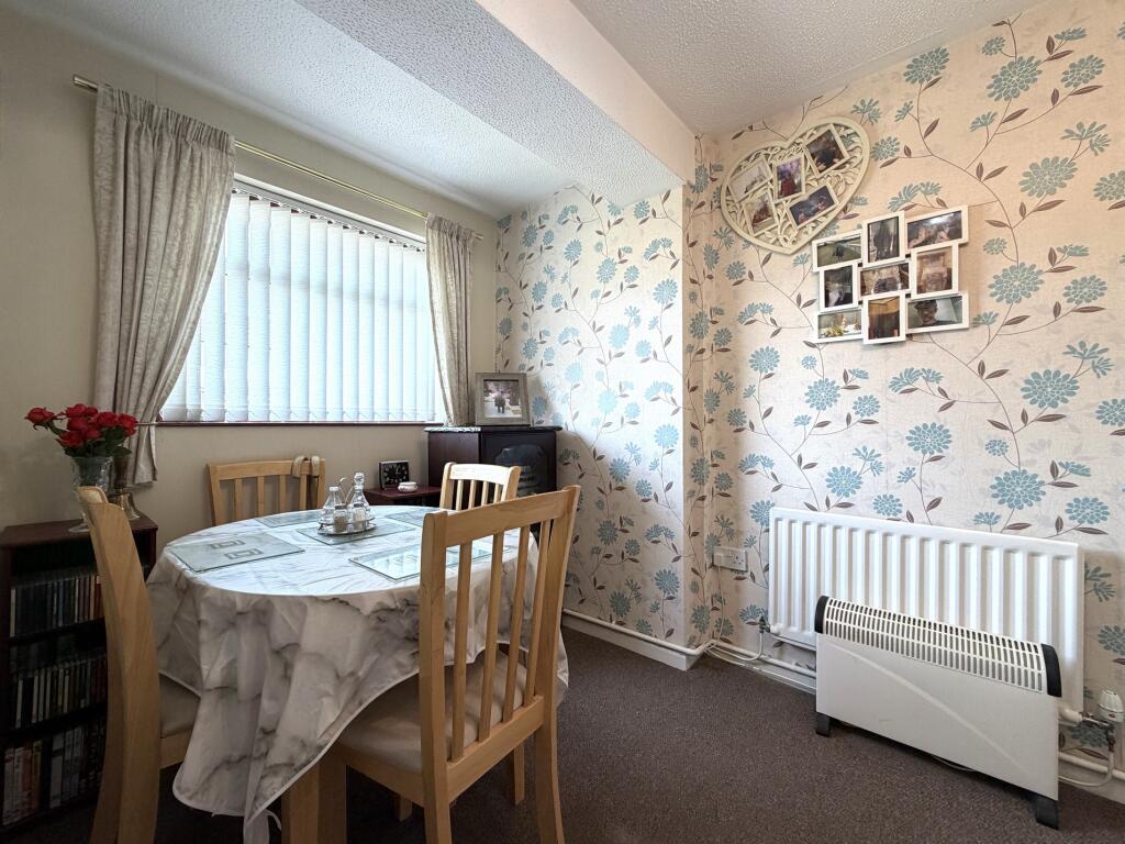 Carshalton Road, Swindon, Wiltshire photo 4