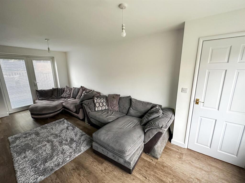 House in Northampton, North Northamptonshire - More