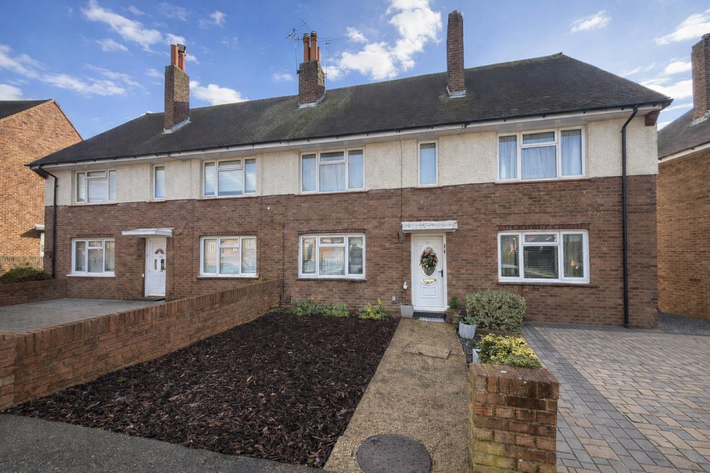 2-bed flat on Chelmsford Avenue, Romford, £315,000