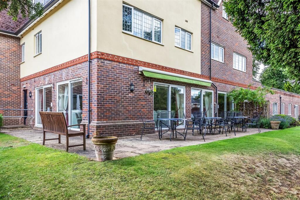 Apartment in Mole Valley, Leatherhead - More