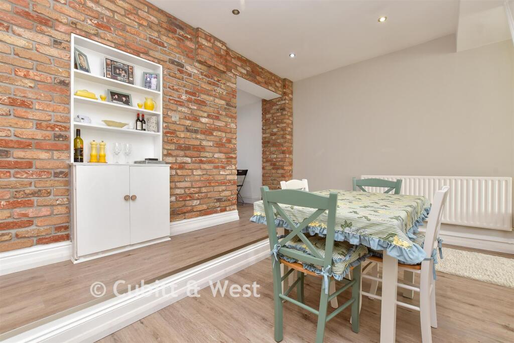 House in London, Sutton New Town, Benhilton - More
