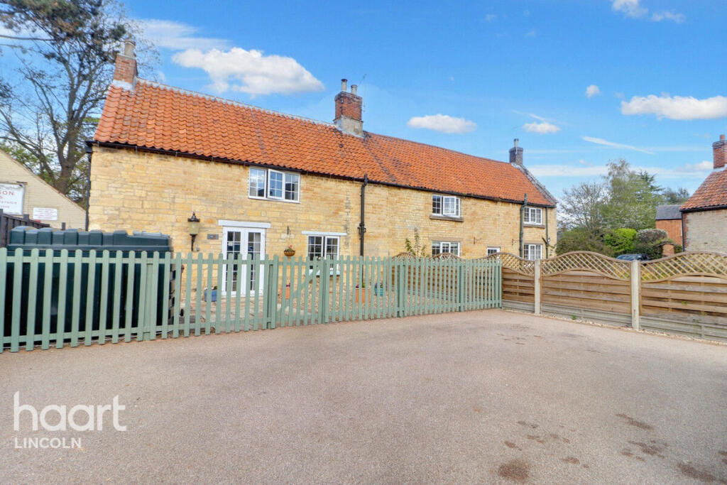 2-bed house on High Street, Leadenham, £290,000