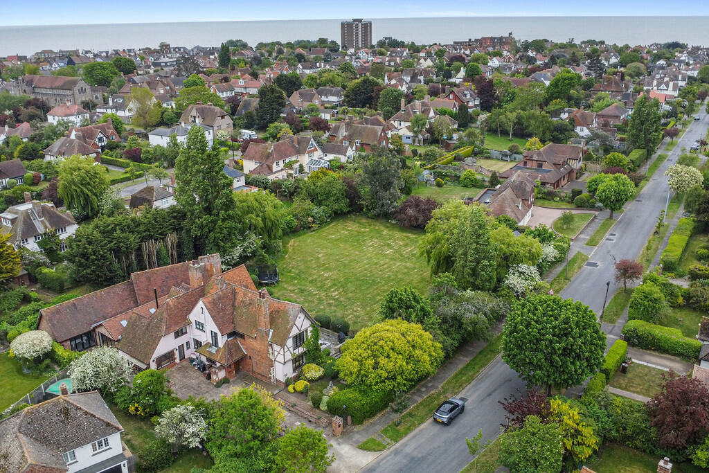 Second Avenue, Frinton-on-Sea photo 2