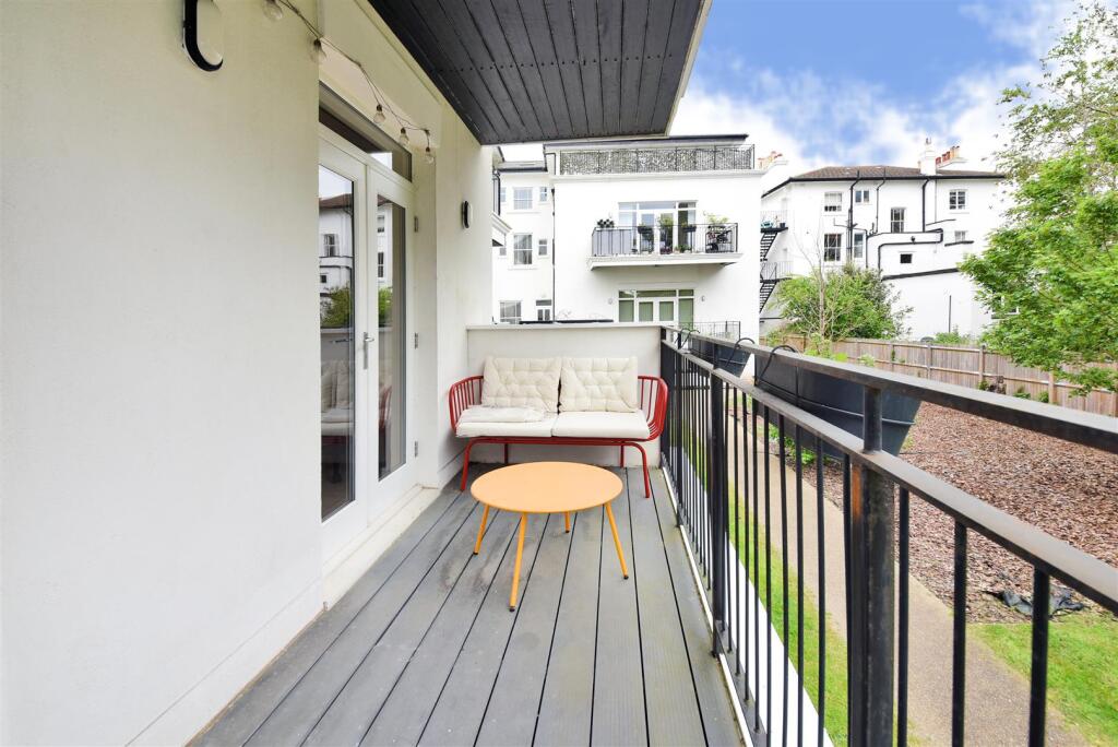 Apartment in Surbiton, Oakhill - View 5