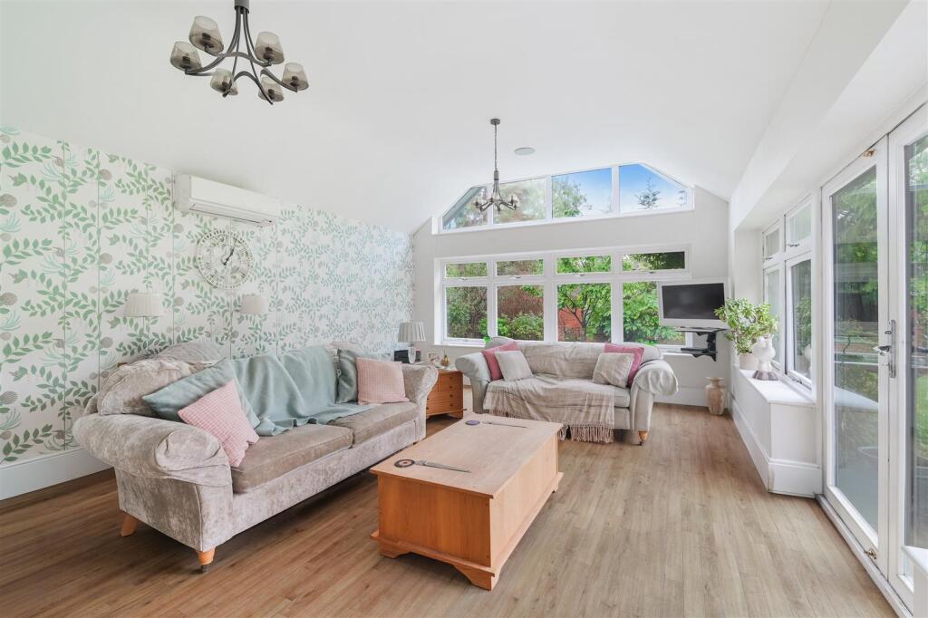 House in Reigate and Banstead, Tadworth - View 4