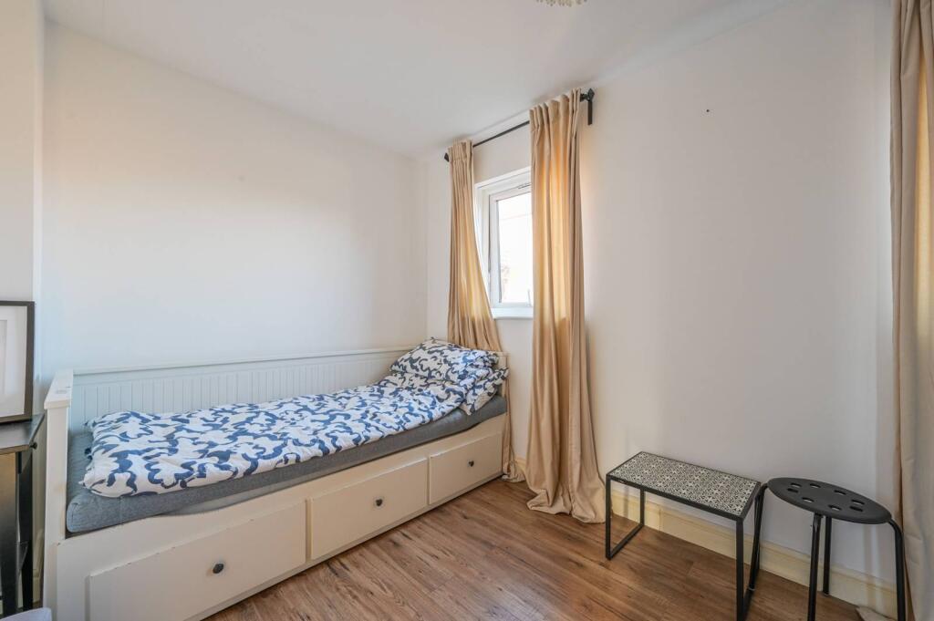 Evelyn Denington Road, Beckton, London, E6 photo 4