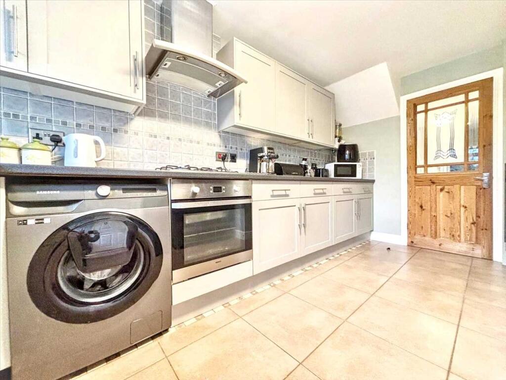 House in Mansfield, Nottinghamshire - More
