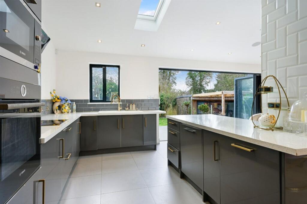 House in Tadworth, Tattenham Corner - View 5