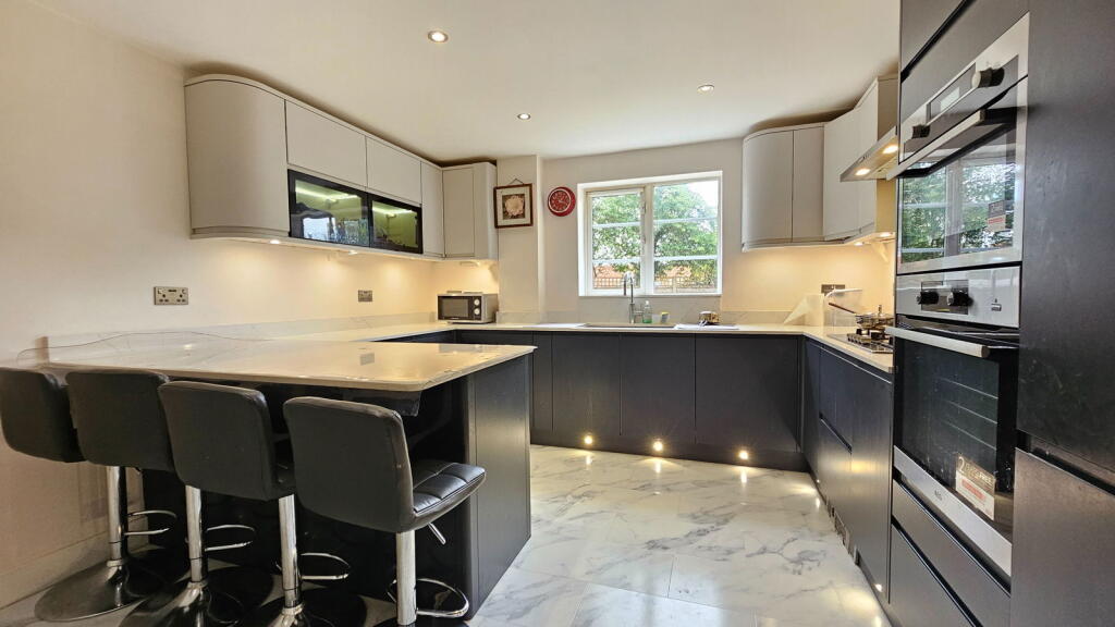 Hook Close, Greenham RG19 8EZ photo 4