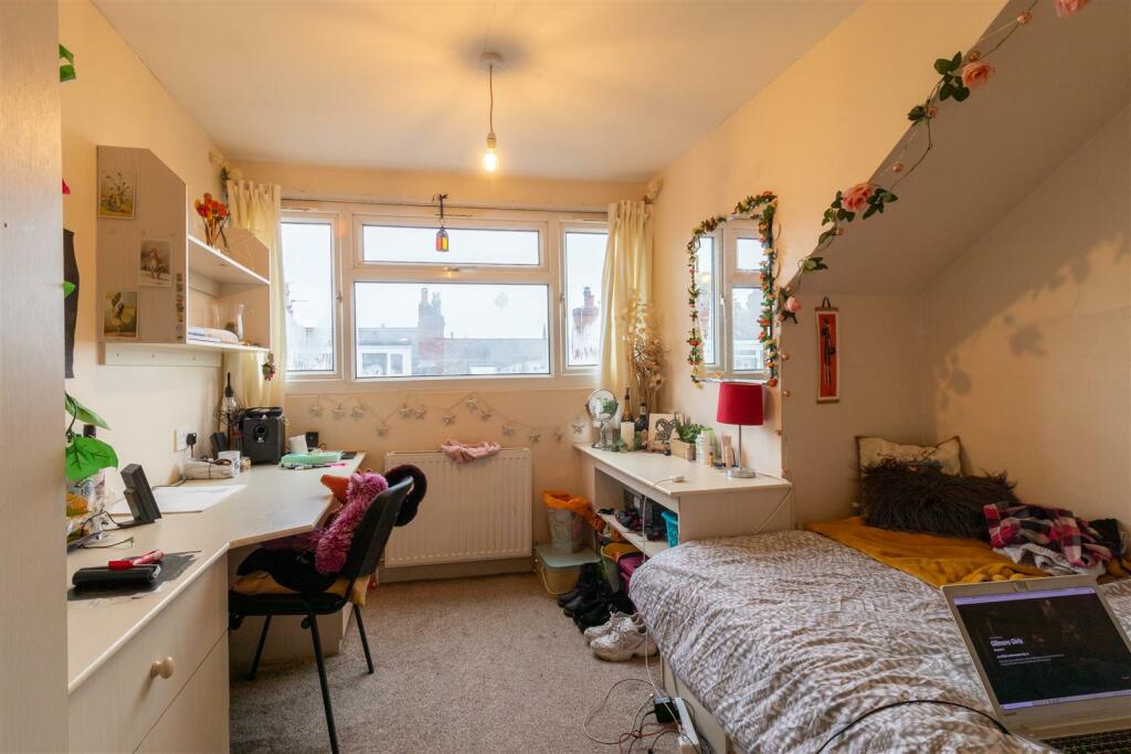 Estcourt Terrace, Headingley, Leeds photo 3