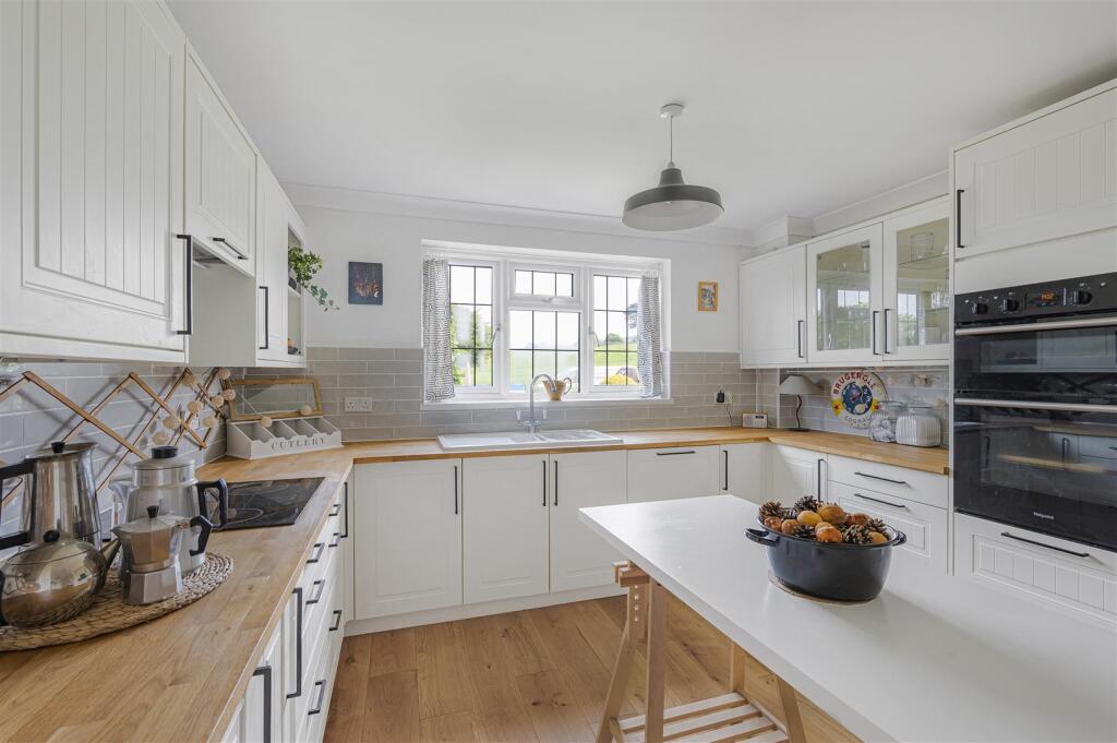 Sunningdale Close, Seaford photo 4