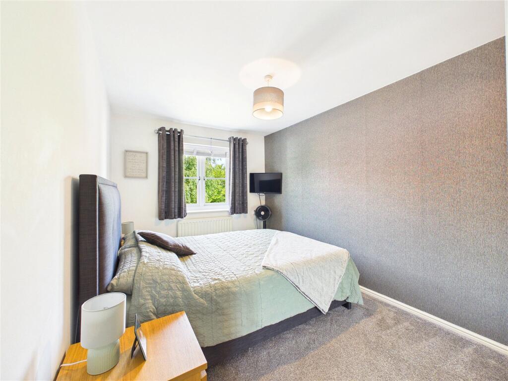 Falcon Close, Droitwich Spa, Worcestershire, WR9 photo 4