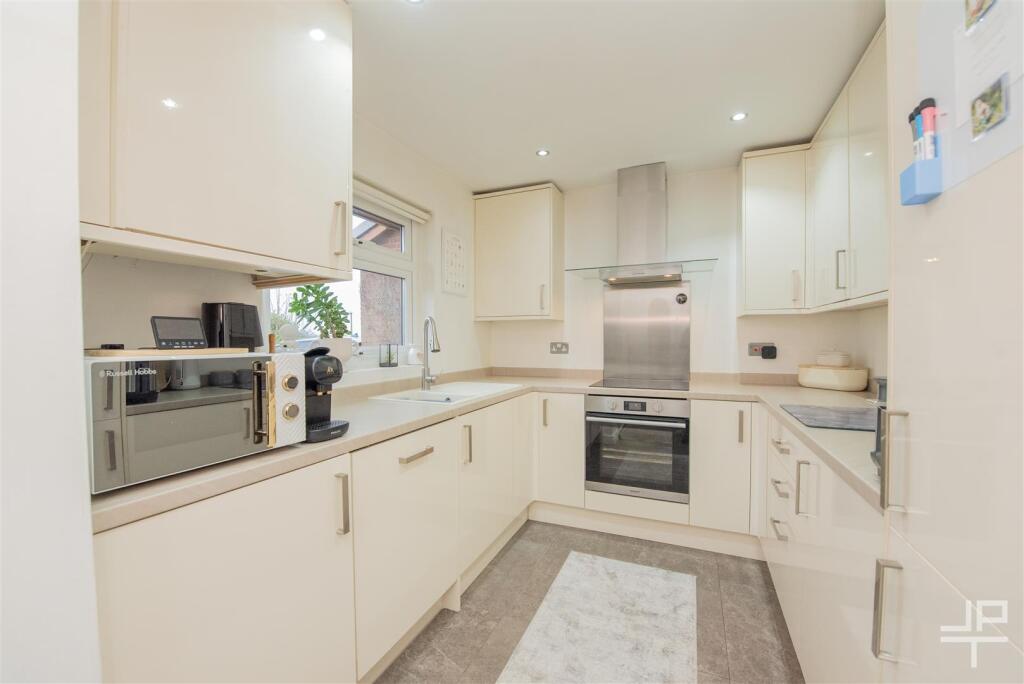 Plovers Lane, Helsby, Frodsham, WA6 0QE photo 4