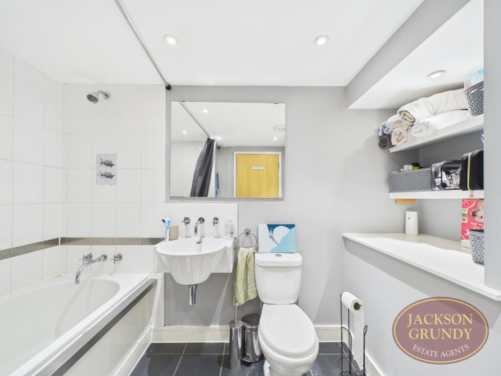 Apartment in Northampton - More