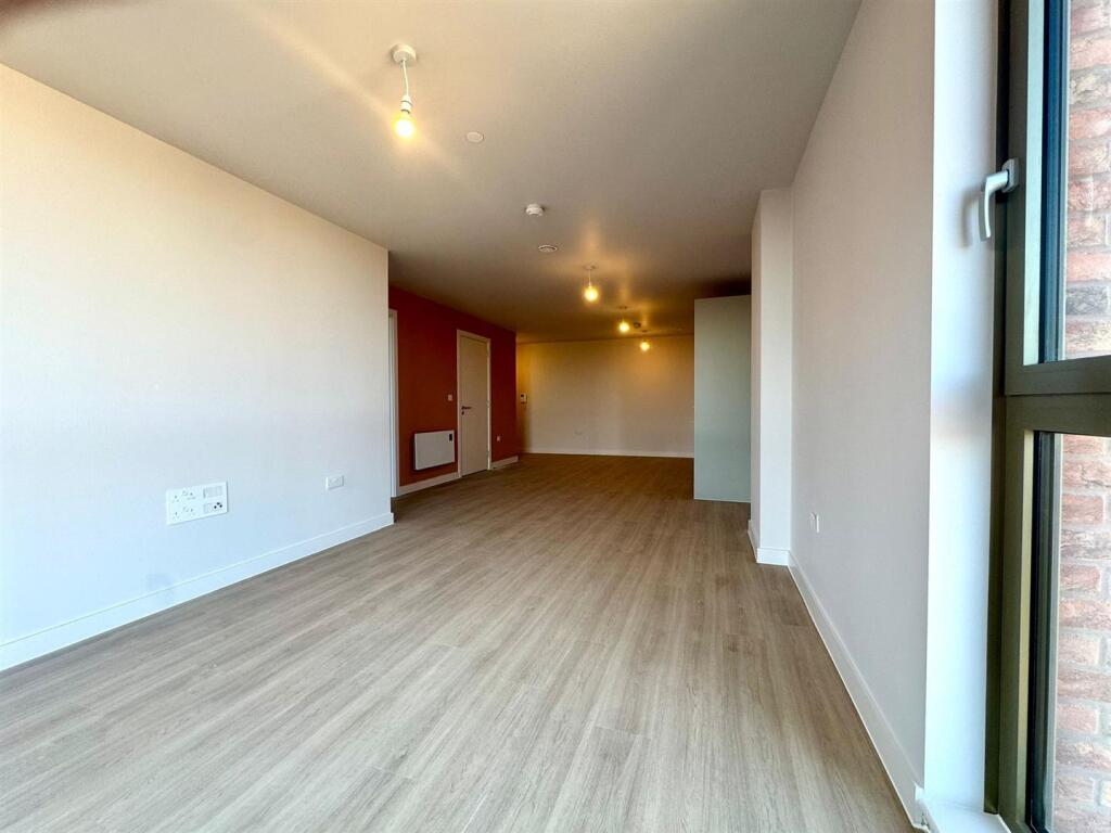 Apartment in Trafford, Old Trafford - View 5