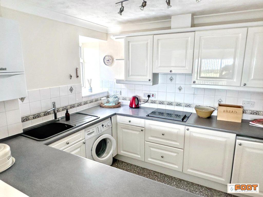 390 Sea Front, Hayling Island photo 5