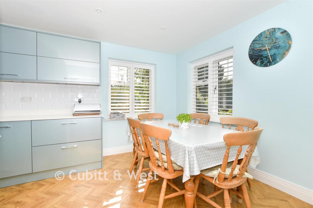 House in Haywards Heath, Wivelsfield - More