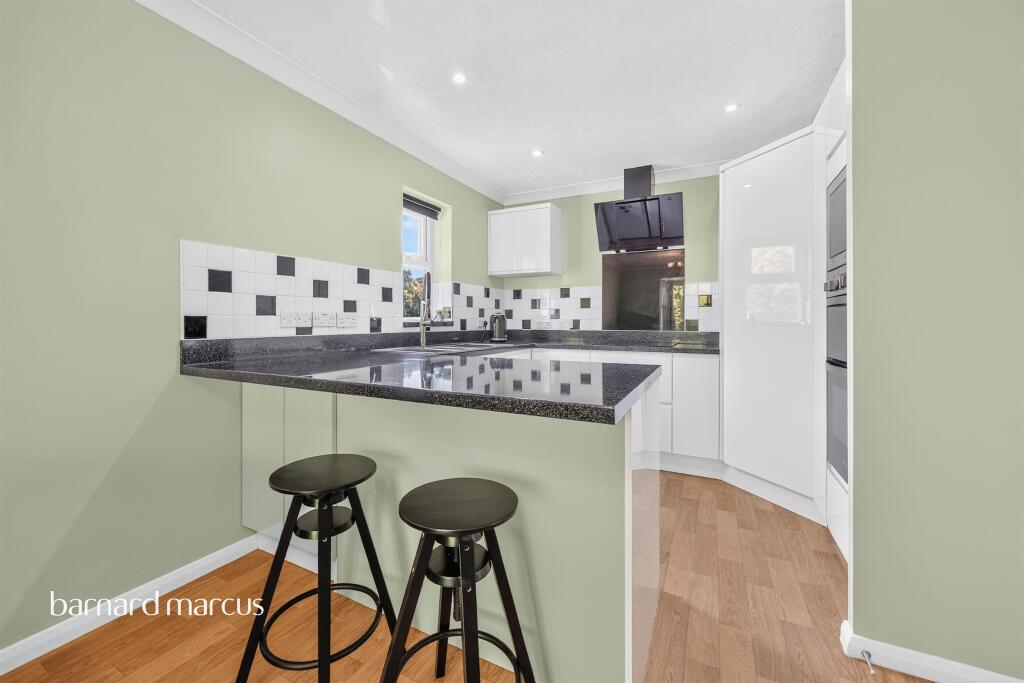Apartment in Sutton - View 3
