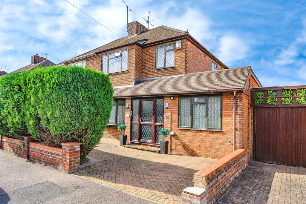 3-bed semi-detached on Brandreth Avenue, Dunstable, Bedfordshire, LU5, £425,000