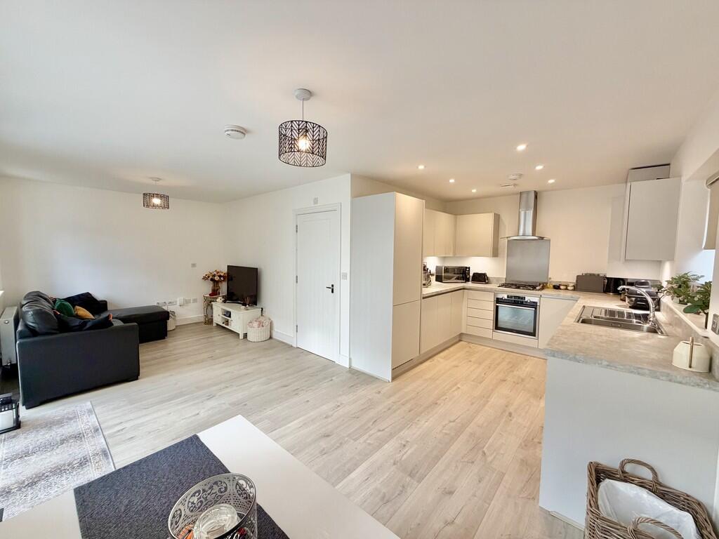 Apartment in Surrey Heath, Surrey - View 2