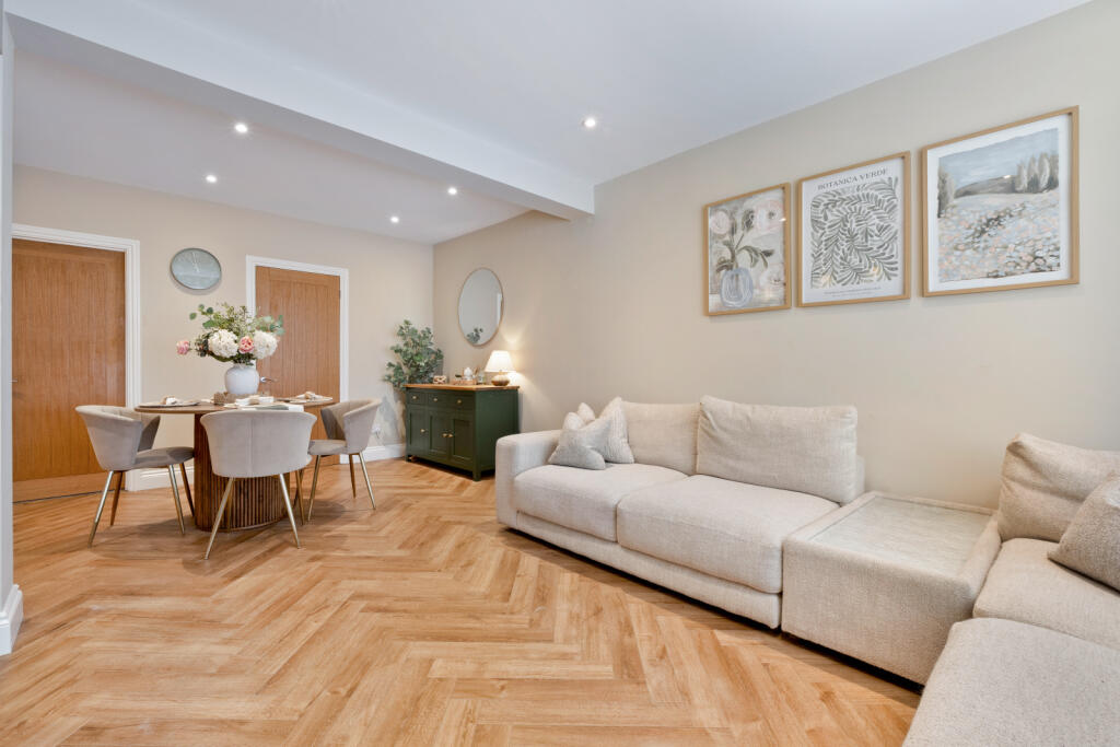 House in Sutton - View 2
