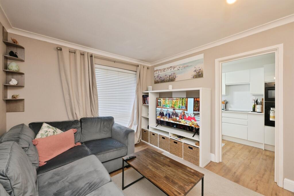 2-bed flat on Buryholme, Broxbourne, £265,000