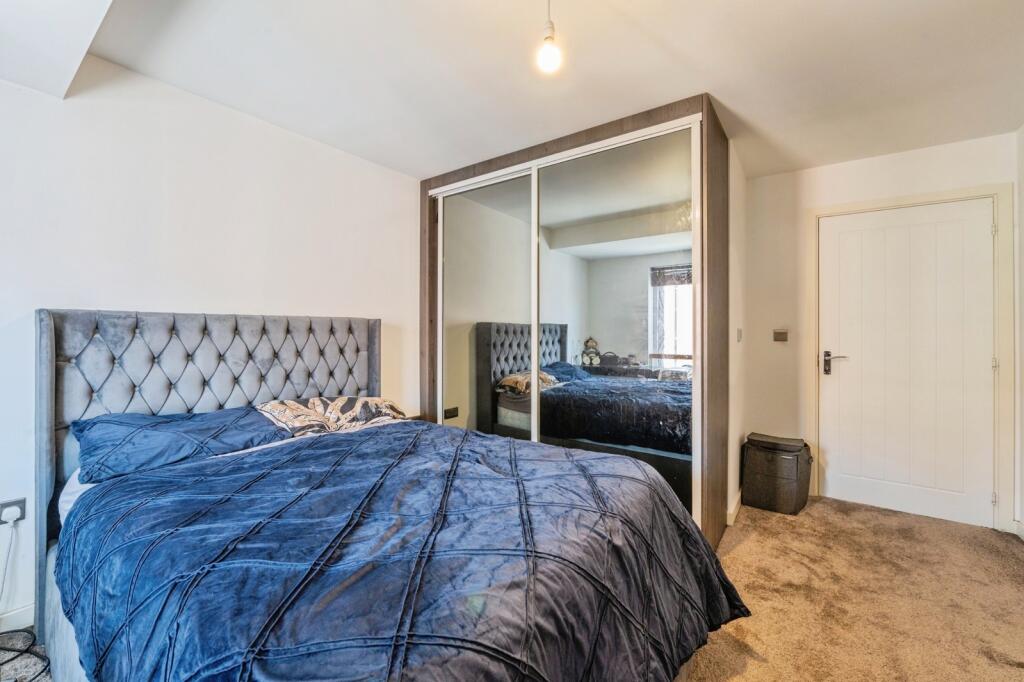 Library Crescent, RAINHAM, Essex, RM13 photo 2