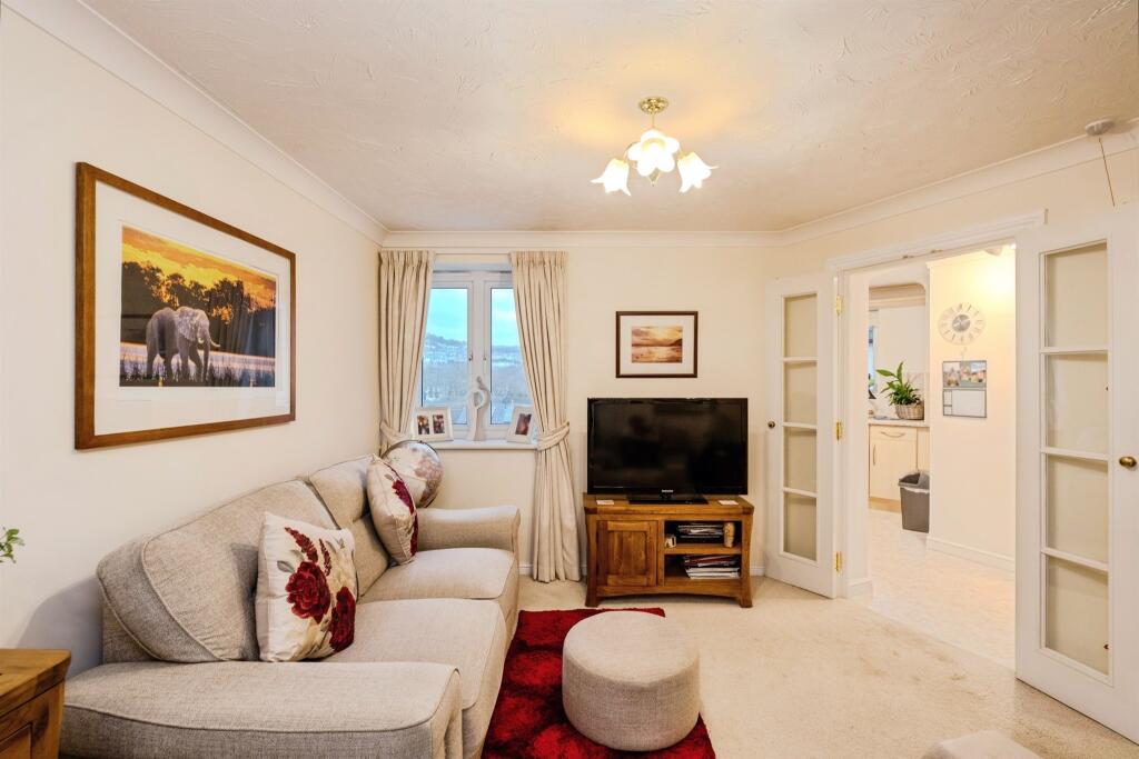 1-bed flat on St. Helens Road, Swansea, £120,000