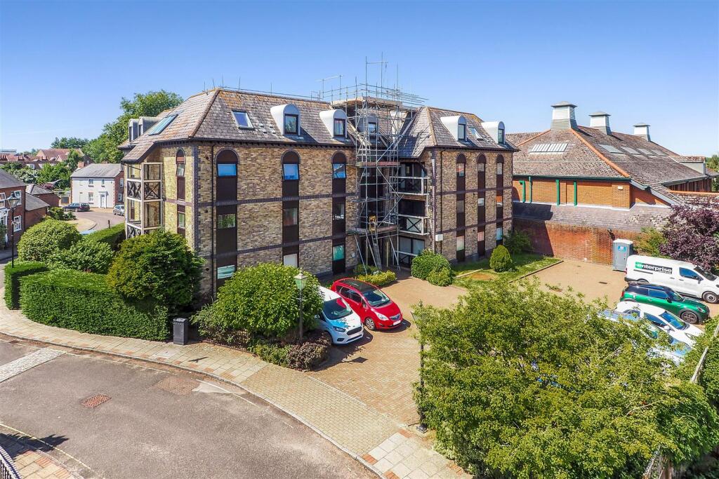 2-bed flat on Henty Gardens, Chichester, £375,000