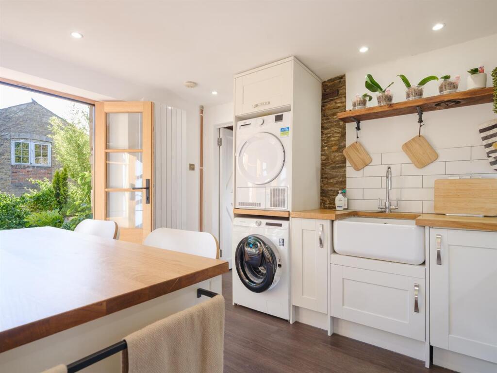 House in Chippenham, Hardenhuish, Sheldon - More