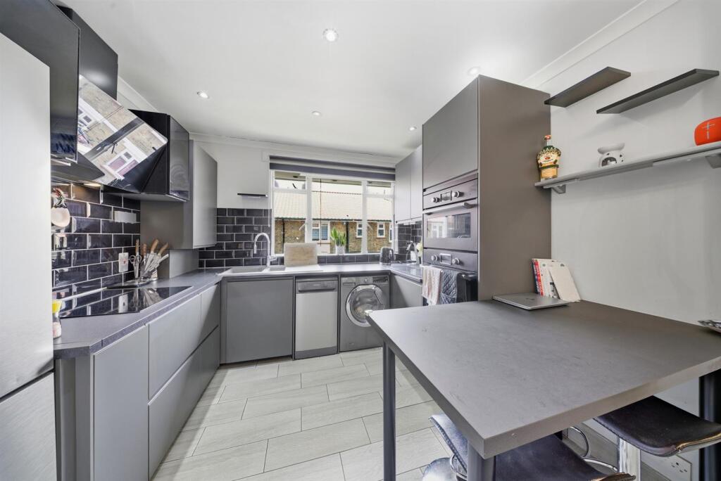 Main image of property: Threshers Place, London