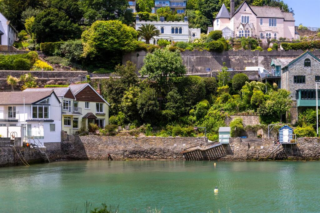 Waterside Home With Private Mooring photo 3
