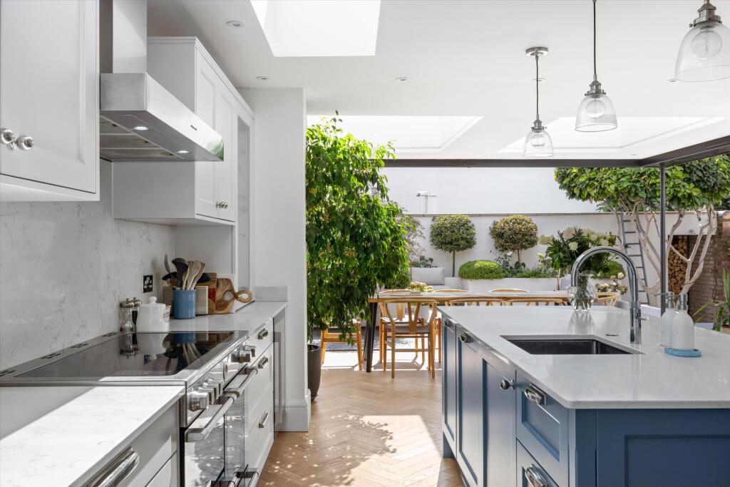 House in Gloucester - View 5
