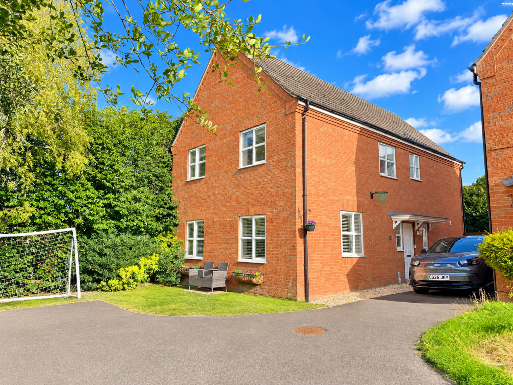 4-bed detached on Chatsworth Road, Corby, NN18 8PE, £400,000