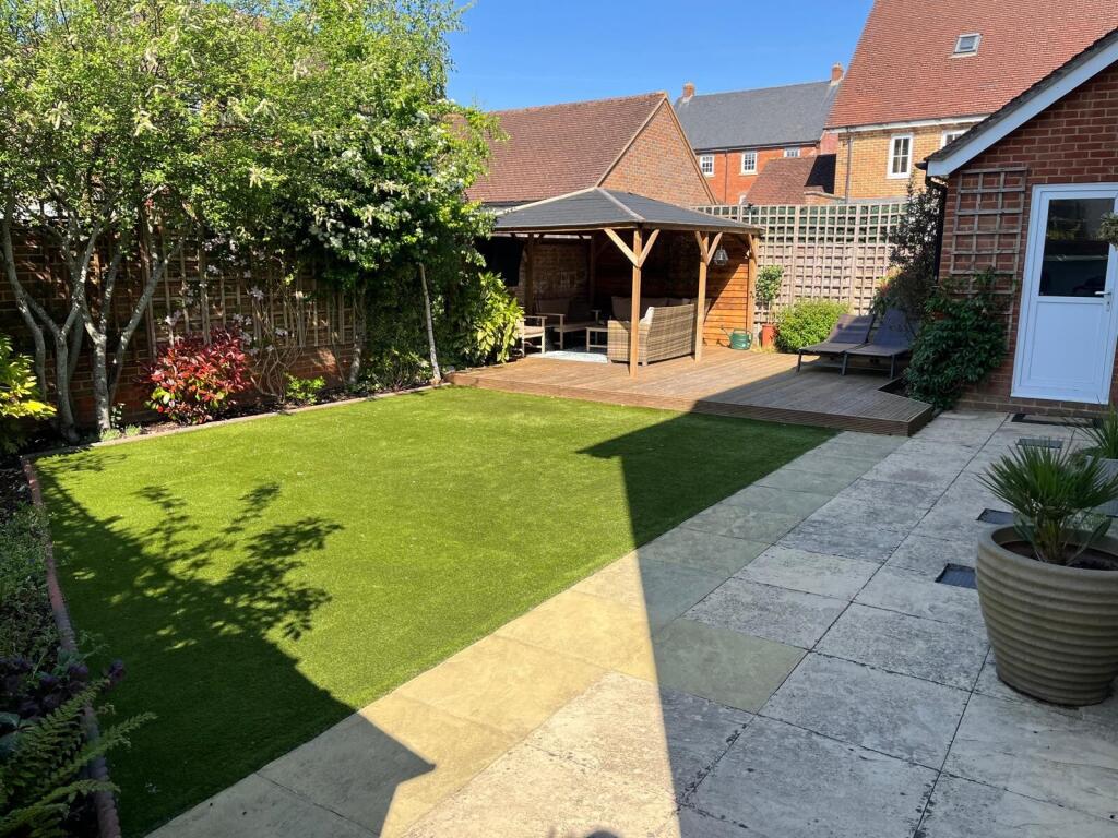 Newman Road, Horley, Surrey, RH6 photo 2