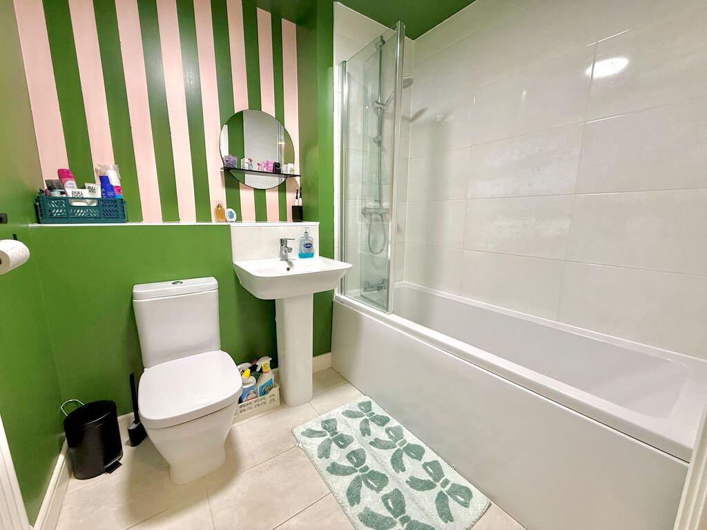 Apartment in Houghton Regis, Central Bedfordshire - More