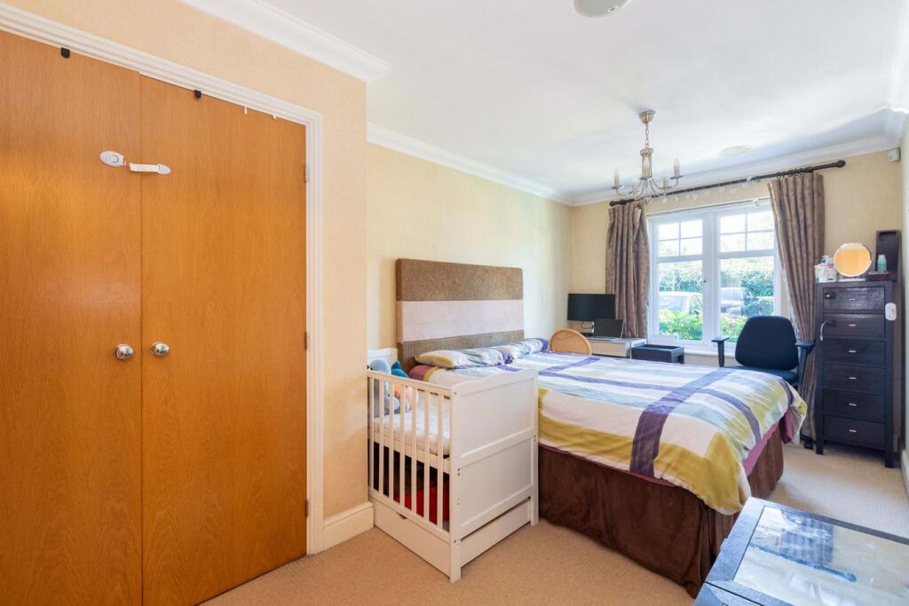 Apartment in Slough - More