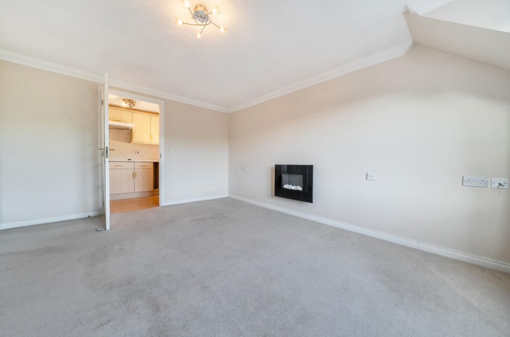 Guildford Road, Lightwater, Surrey, GU18 photo 4