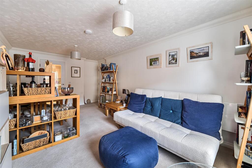 Apartment in Towcester, West Northamptonshire - More
