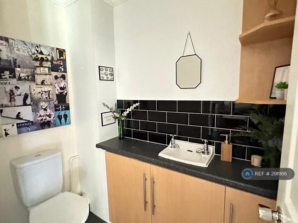3 bedroom end of terrace house for rent