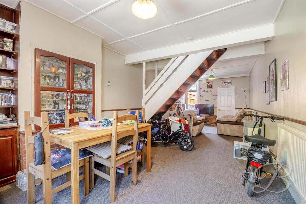 House in Mansfield, Nottinghamshire - View 3