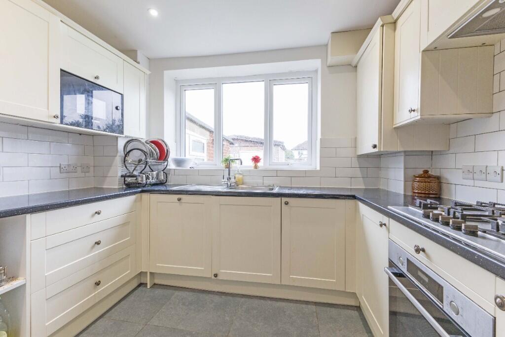 Moreton Way, Slough, Berkshire, SL1 photo 2