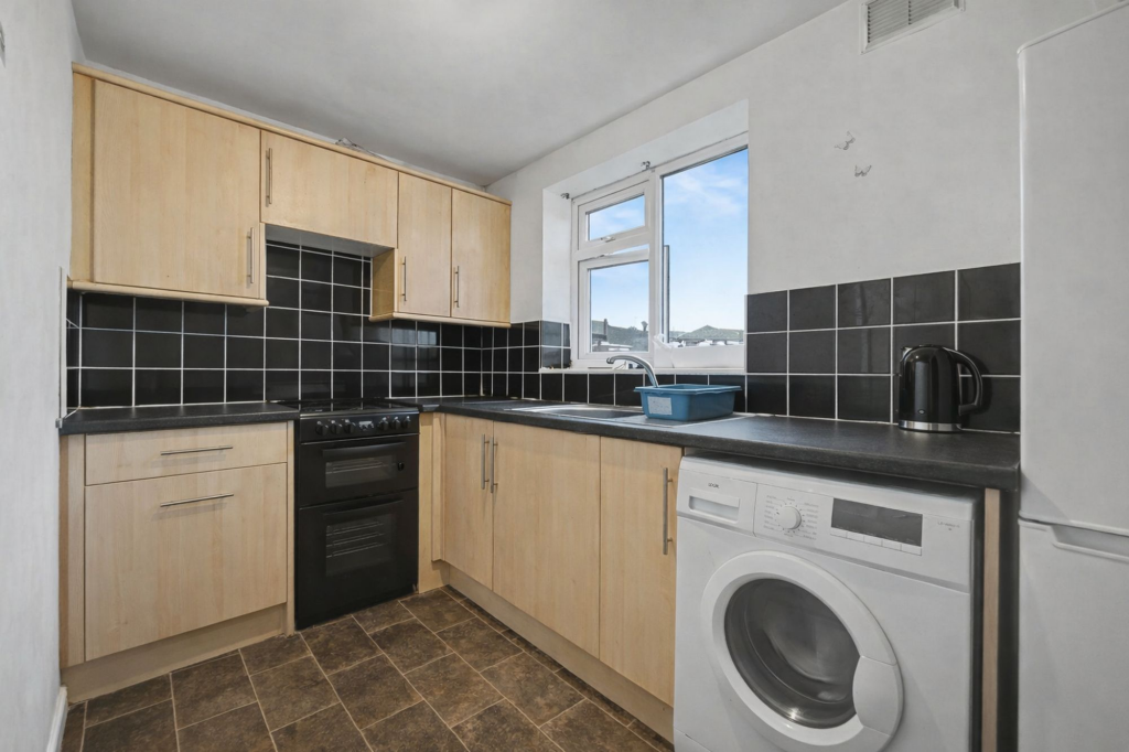 Apartment in Coventry, Stonehouse Estate, Tollbar End - View 3