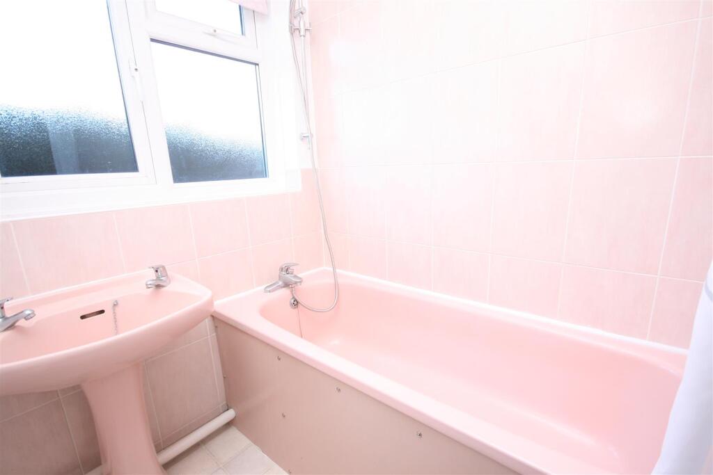 House in Kingston upon Thames - More